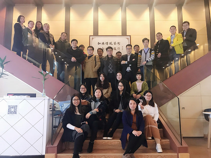 翼聯(lián)合戰(zhàn)略聯(lián)盟的部份小伙伴們在南粵書畫院拍照留念5.jpg 翼聯(lián)合戰(zhàn)略聯(lián)盟的部份小伙伴們在南粵書畫院拍照留念5.jpg